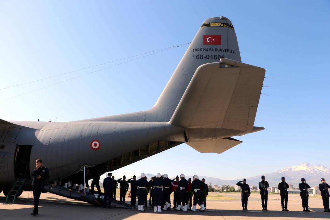 Uçak kazasında şehit olan 2 albay için komutanlıkta tören 30